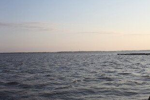 黄昏下的宁静海面