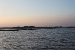 黄昏下的宁静海面