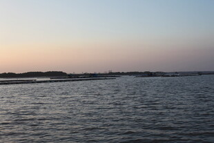 黄昏下的宁静水面