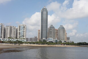 海滨城市高楼景观