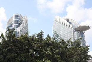 现代独特造型的高楼建筑