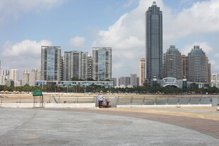 城市天际线与开阔广场景观