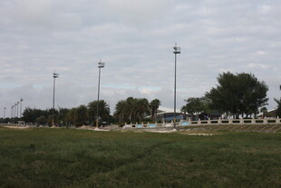 户外足球场及周边设施