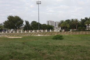 户外开阔草地与围栏景观