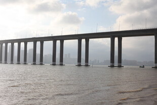海上长桥横跨碧波