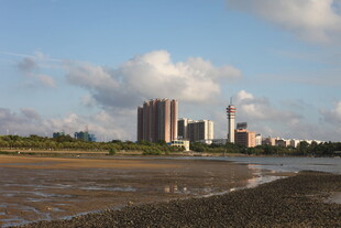 城市河畔风光图
