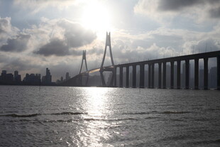 海上大桥在阳光下的美景