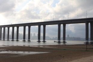 跨海大桥横跨海面