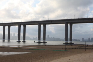 海上长桥横跨天际