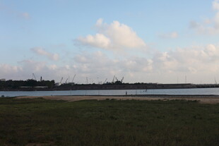 湖畔草地蓝天风景图