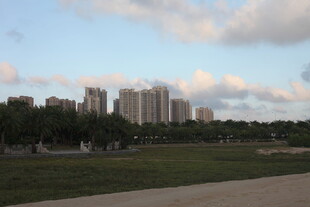 城郊风景高楼与绿地相映