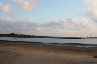 海滨风光宁静沙滩与远岸