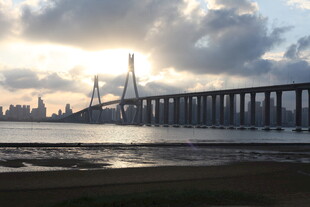 夕阳下的跨海大桥美景