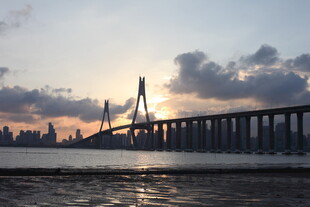 夕阳下的跨海大桥美景