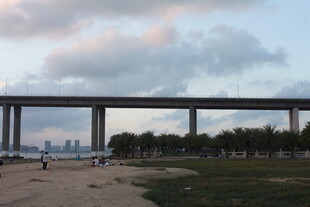 海滨大桥下的黄昏景致