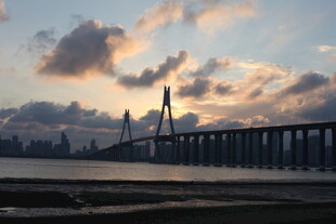 黄昏下的跨海大桥美景