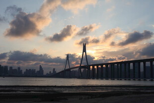 夕阳下的跨海大桥美景