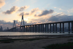 夕阳下的跨海大桥美景