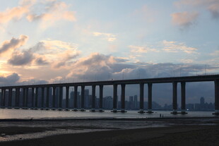 海上大桥映晚霞