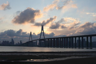 黄昏下的跨海大桥美景