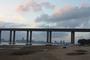 黄昏下的跨海大桥美景