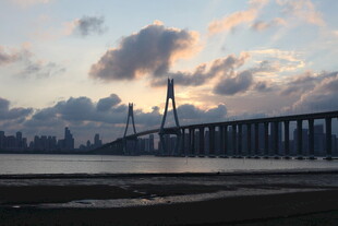 黄昏下的大桥与城市天际线