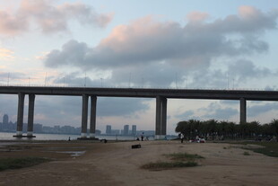 海上高架桥与城市天际线