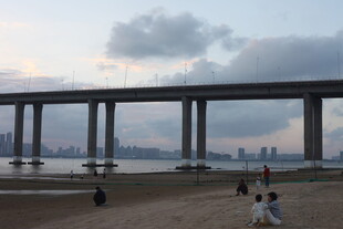 黄昏下的跨海大桥与游人