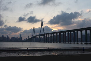 黄昏下的跨海大桥美景