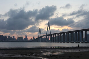 黄昏下的跨海大桥美景