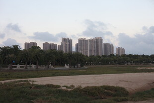 城郊风景高楼与绿地相映