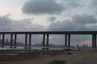 黄昏下的跨海大桥美景