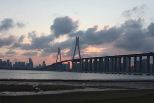 黄昏下的跨海大桥美景