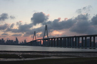 黄昏下壮观的跨海大桥