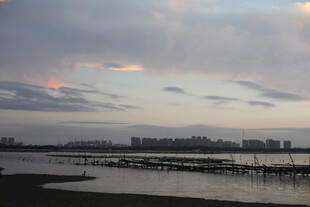 黄昏下的城市滨水风光