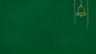 绿色背景悬挂的金色铃铛