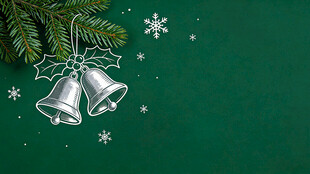 绿色背景上的圣诞铃铛装饰