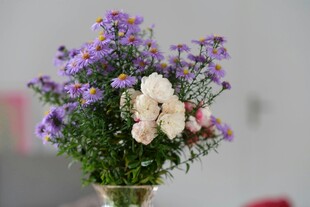 花瓶中的紫花与蝴蝶装饰