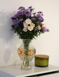 花瓶中的多彩花卉组合