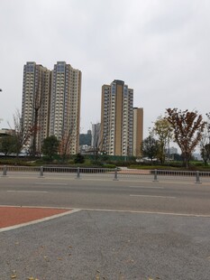 城市高楼与空旷道路景观