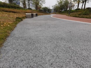 户外灰色碎石铺就的道路