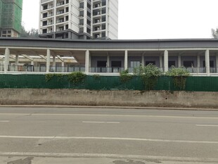 城市道路旁的在建建筑