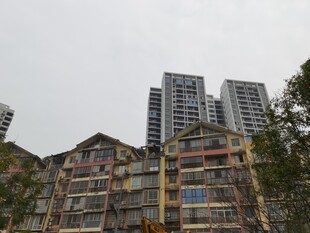 多彩居民楼与背后高楼景观