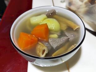 营养丰富的蔬菜肉类炖汤