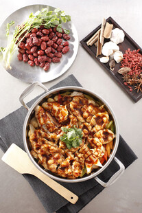 美味香辣牛蛙锅料理