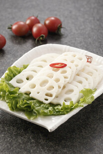 鲜切莲藕配生菜与番茄