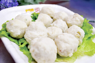 新鲜鱼丸摆于翠绿生菜上