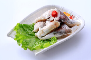 新鲜鱿鱼摆盘生菜点缀