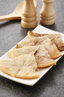 美味手抓饼摆放在白盘上