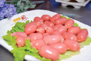 新鲜鸽蛋摆放在生菜上